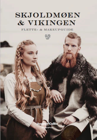 Forsiden af "Skjoldmøen & Vikingen - Flette og Make-up guide" af Annette Collin viser en kvinde med kunstfærdigt flettet hår og en skægget mand, begge klædt i vikinge-stil. Undertitlen, "Flette- & Makeupguide", indikerer, at bogen fungerer som en begynderguide til fletning og makeup for dem, der er interesseret i moderne fletninger i vikingestil.