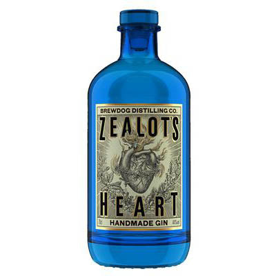 En blå flaske Brewdog - Zealots Heart Gin mærket "Zealot's Heart" af Brewdog Distilling Co. viser en detaljeret illustration af et anatomisk hjerte sammenflettet med løv, med teksten "Handmade Gin" under det. Ginen har et alkoholindhold på 44%.