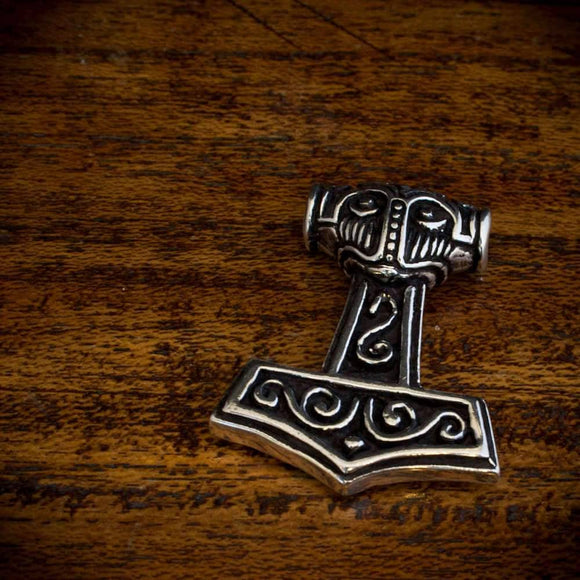 Flot massiv Thorshammer lavet af ægte sølv! - Denne thorshammer er mellemstor, og flot på både lædersnøre og sølvkæde! - Perfekt smykke hvis man er til vikingesmykker!