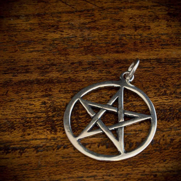 Flot pentagram / Wiccastjerne lavet af ægte sølv! - Et simpelt design gør den perfekt til både piger og drenge, hekse og Vrøvler!