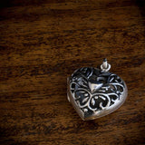 Flot lille hjertevedhæng, som kan åbnes, hvis man vil have et billede af sin udkårne med i halskæden! - lavet af 925s Sterlinge sølv
