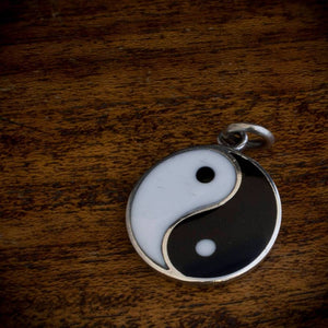 Flot sølv vedhæng med yin og yang symbolet! - super flot halskæde til både mænd og kvinder!